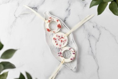 Hindistan cevizi ya da soya ağdası ile kurutulmuş çiçekli Aroma Sachets seti. Beyaz mermer arka planda düz alan