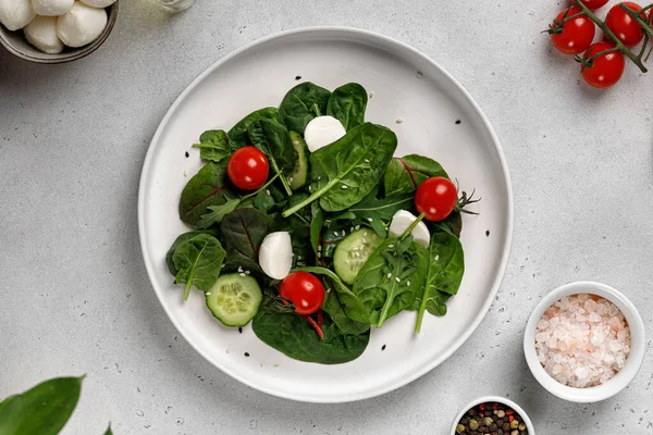 Zöld Saláta Levelek Arugula Spenót Uborka Cseresznye Paradicsom Mozzarella Szürke — Stock Fotó