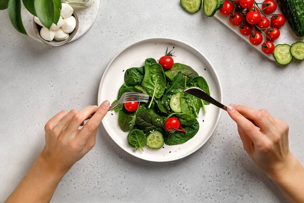 Hand Och Grönsalladsblad Med Ruccola Spenat Gurka Körsbärstomater Grå Bakgrund — Stockfoto