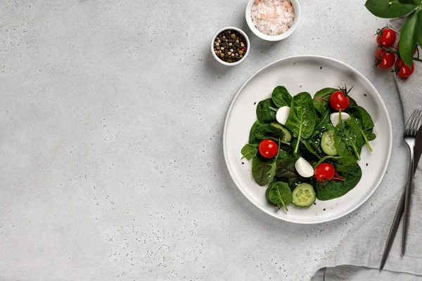 混合新鲜的绿色沙拉叶和小菜菜 樱桃西红柿 小菜一碟 顶部视图 膳食食品 — 图库照片