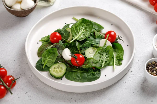 Salade Légumes Mélanger Les Feuilles Salade Les Tomates Mozzarella Sur — Photo