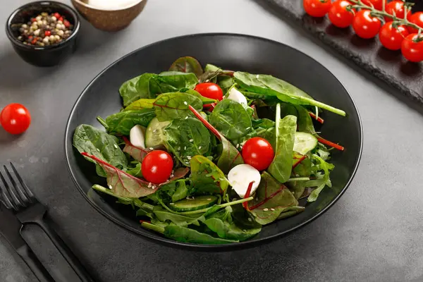 Mix Fresh Green Organic Salad Leaves Arugula Spinach Cucumber Cherry — Stock Photo, Image