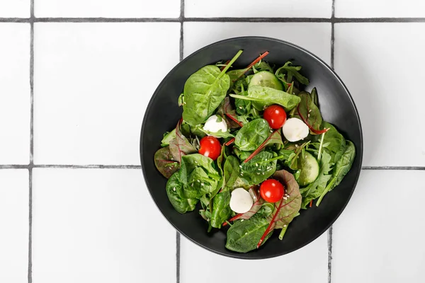 Assiette Salade Verte Fraîche Sur Fond Carreaux Mélange Feuilles Salade — Photo