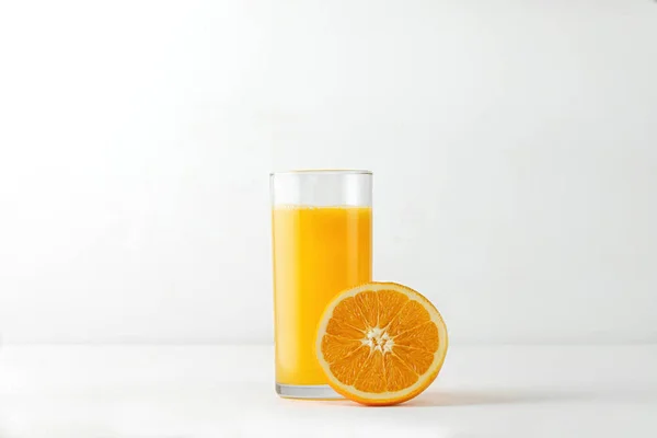 Verre Avec Jus Orange Fruits Frais Sur Table Blanche Pour — Photo