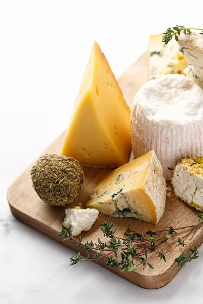 Shropshire, langre, asiago, gorgonzola, tahta üzerinde shankish peyniri.