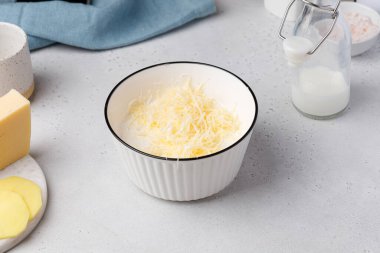 Adım adım patates graten tarifi. Eller sos için tuzu döker. Patates güveci.