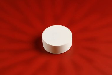 Ürün sunumu için beyaz podyum ve yuvarlak gölgeli marka reklamları. Kavram