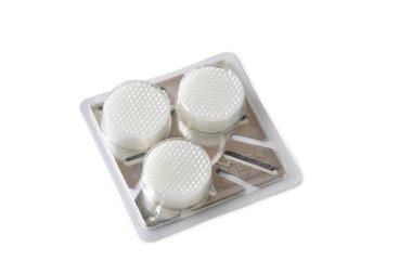 Beyaz tabletteki kuru yakıt izole edilmiş.