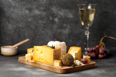 Peynir ve şarap konsepti. Tahta tahtada peynir karışımı. Shropshire, langre, asiago, gorgonzola, shankish peynir.