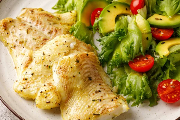 Deniz ürünleri. Beyaz halibut balığı ve taze salata. Sağlıklı yemek, diyet yemek. Kapat.