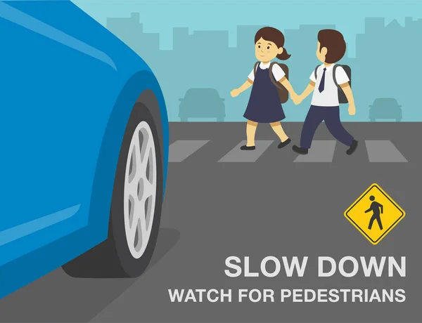安全運転規則だ スローダウンし 歩行者警告設計を監視します 横断歩道で道路を横断する学校の子供たち フロントタイヤのクローズアップビュー 平面ベクトル図テンプレート — ストックベクタ