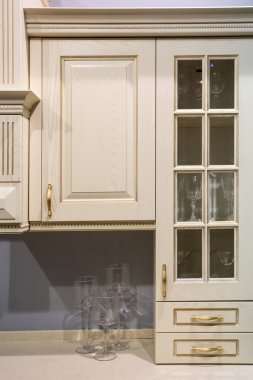 Lüks geleneksel klasik dolap: seçici odaklı yakın plan fotoğraf 