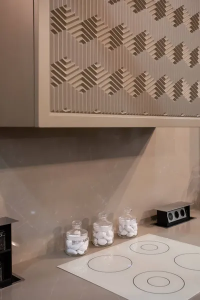 Interior Dapur Kontemporer Yang Indah Dengan Warna Netral Dengan Kerudung — Stok Foto