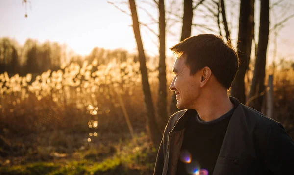 Joven Hombre Feliz Con Cara Alegre Caminando Aire Libre Luz — Foto de Stock