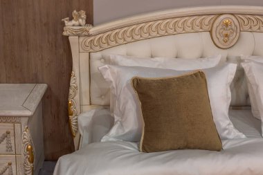 Lüks kraliyet yatak odası. İçi yumuşak yastıklı, çift kötü.