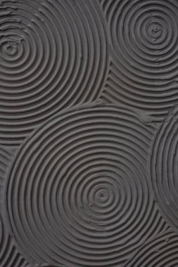 Gri çimentodan yapılmış dairesel desenli beton yüzey