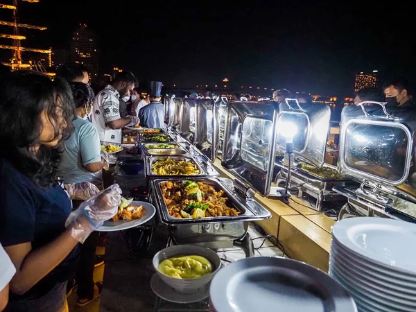 BANGKOK, THAILAND - 2021 DEC: Chao Phraya nehri üzerinde lüks akşam yemeği gezileri, Bangkok 'ta restoran gezisi.