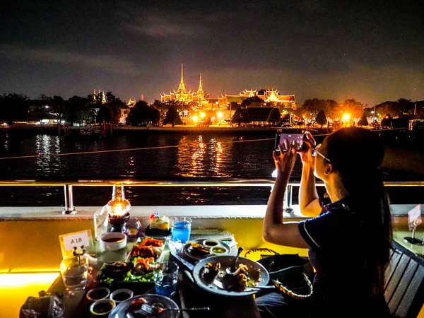 BANGKOK, THAILAND - 2021 DEC: Chao Phraya nehri üzerinde lüks akşam yemeği gezileri, Bangkok 'ta restoran gezisi.