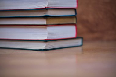 Tahta masadaki kitap yığını.