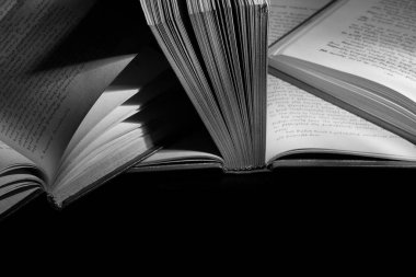 Beyaz arka planda kalbi olan açık bir kitap