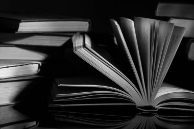 Tahta masadaki kitap yığını.