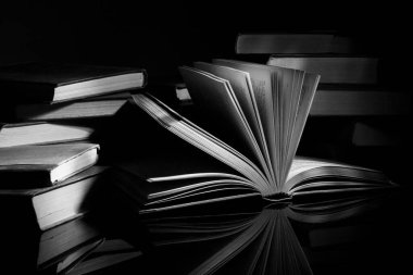 Siyah arkaplan üzerine kitap yığını