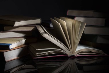 Tahta masadaki kitap yığını.