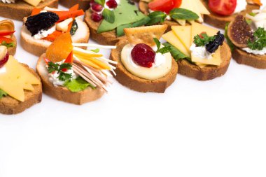 Füme somon, salatalık, vişneli domates ve mozarella ile servis edilen farklı kanepeler.