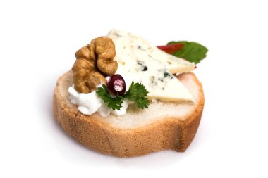 Lezzetli kanepeler beyaz üzerine izole edilmiş feta peyniri, çilek siyah susam ve taze fesleğen yaprakları.