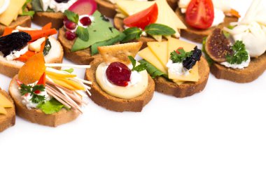 Füme somon, salatalık, vişneli domates ve mozarella ile servis edilen farklı kanepeler.