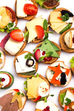 Füme somon, salatalık, vişneli domates ve mozarella ile servis edilen farklı kanepeler.