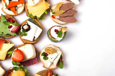 Beyaz arka planda lezzetli kanepeler çeşitliliği