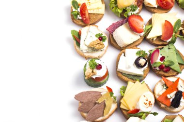 Beyaz arka planda lezzetli kanepeler çeşitliliği