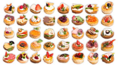 Beyaz arka planda bir sürü farklı kanepe