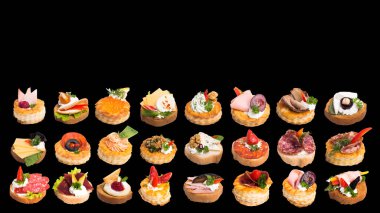 Siyah arkaplanda bir sürü farklı kanepe