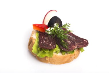 Lezzetli kanepeler beyaz üzerine izole edilmiş feta peyniri, çilek siyah susam ve taze fesleğen yaprakları.