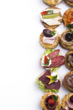 Füme somon, salatalık, vişneli domates ve mozarella ile servis edilen farklı kanepeler.