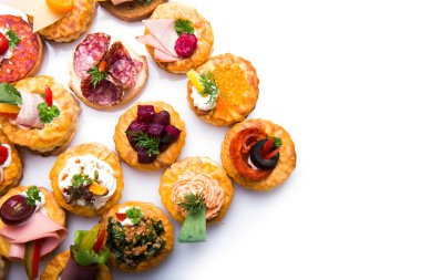Füme somon, salatalık, vişneli domates ve mozarella ile servis edilen farklı kanepeler.