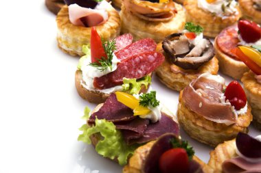 Füme somon, salatalık, vişneli domates ve mozarella ile servis edilen farklı kanepeler.