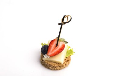 Beyaz arkaplanda izole edilmiş peynir kanape