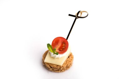 Beyaz arkaplanda izole edilmiş peynir kanape