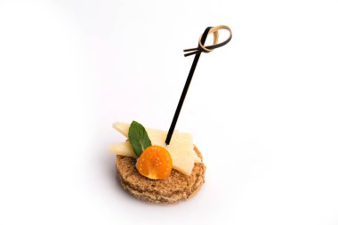 Beyaz arkaplanda izole edilmiş peynir kanape