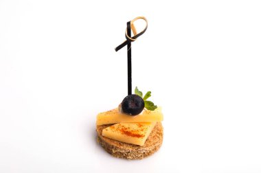 Beyaz arkaplanda izole edilmiş peynir kanape