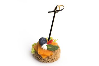 Beyaz arkaplanda izole edilmiş peynir kanape