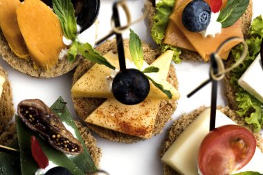 Kanepe mi, krep mi? Aperatif olarak ideal..