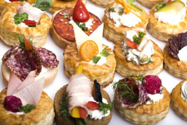 Füme somon, salatalık, vişneli domates ve mozarella ile servis edilen farklı kanepeler.