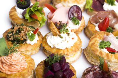 Füme somon, salatalık, vişneli domates ve mozarella ile servis edilen farklı kanepeler.