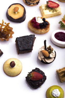 beyaz arkaplanda tatlı kanatlar