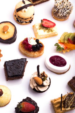 beyaz arkaplanda tatlı kanatlar