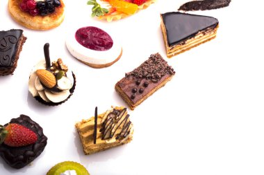 beyaz arkaplanda tatlı kanatlar